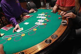 Người chơi tham gia bàn Baccarat trực tuyến trên điện thoại tại da ga thomo